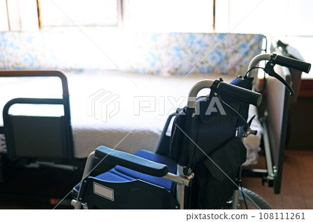 折疊小輪椅電動護理床 108111261