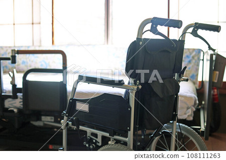 Folding small wheelchair and electric bed for nursing care Folding small wheelchair and electric bed for nursing care 108111263