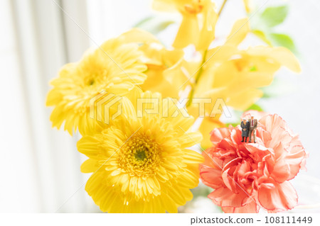 An elderly couple cuddling with miniature dolls and flowers 108111449