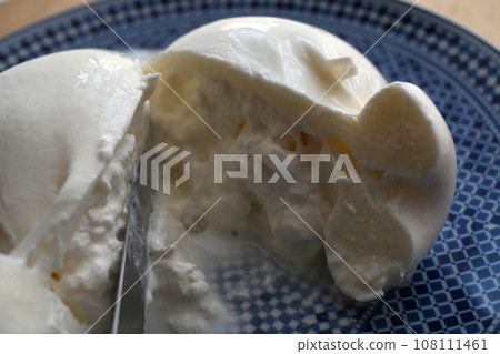 I tried cutting burrata, a fresh cheese from Italy. 108111461