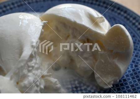 Burrata (Burrata) Fresh Italian cheese cut Burrata (Burrata) Fresh Italian cheese cut 108111462