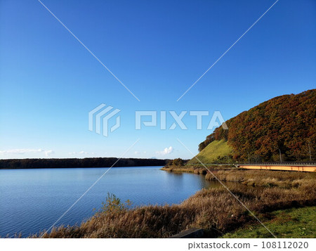秋天的湖水和藍天 秋天的湖水和藍天 108112020