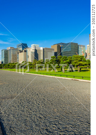 The plaza in front of the Imperial Palace and the Marunouchi building district in the Imperial Palace Gaien, Chiyoda-ku, Tokyo 108112725