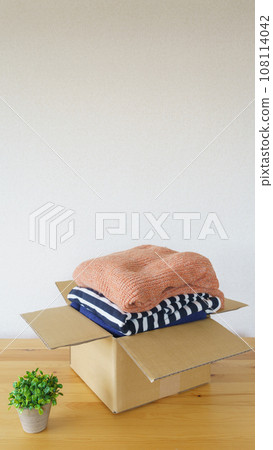 把衣服放在硬紙板裡 | 換衣服、丟棄和回收圖片 108114042