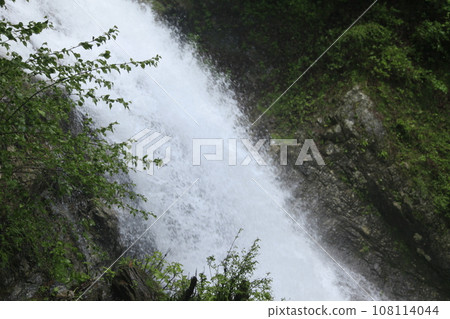 唐澤瀑布噴出的水花 108114044