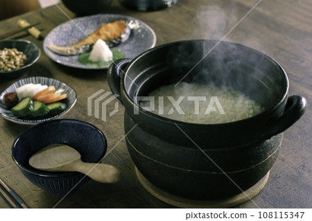 早餐：砂鍋蒸白飯 108115347