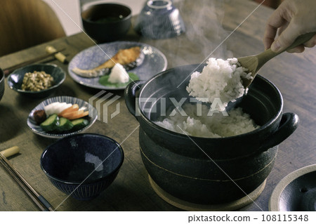 早餐：砂鍋蒸白飯 108115348