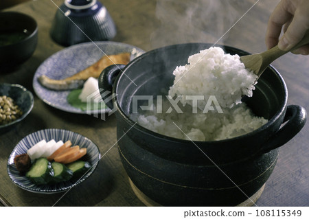 早餐：砂鍋蒸白飯 108115349