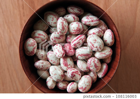 Cranberry beans food. Borlotti beans in wooden bowl. Top view. Stylish modern food background. Magenta color. Creative foodstuff flat lay. Grocery, dietary backdrop. Advertising, trendy image 108116003