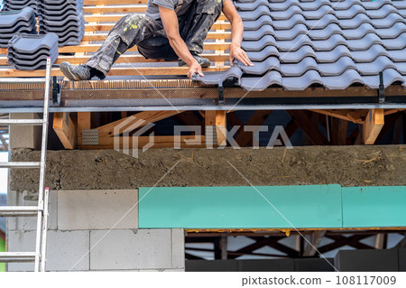 manual installation of roof covering made of ceramic tiles 108117009