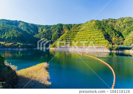 從神奈川縣宮瀨水壩頂部看到的水壩湖 108118128