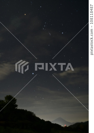 Hokuto Nagasaka Town, early October sky, winter stars and constellations above Mt. Fuji Hokuto Nagasaka Town, early October sky, winter stars and constellations above Mt. Fuji 108118487