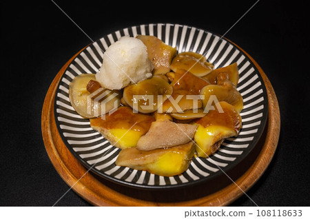 飾以磨碎的天然蘑菇 飾以磨碎的天然蘑菇 108118633