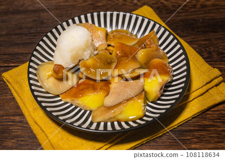 飾以磨碎的天然蘑菇 飾以磨碎的天然蘑菇 108118634