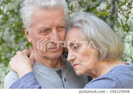 Portrait of sad senior couple in the park 108120046