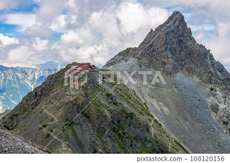 攀登位於長野縣的日本百座名山之一的矢鹿岳。從奧見嶽山頂眺望矢鹿岳 攀登位於長野縣的日本百座名山之一的矢鹿岳。從奧見嶽山頂眺望矢鹿岳 108120156