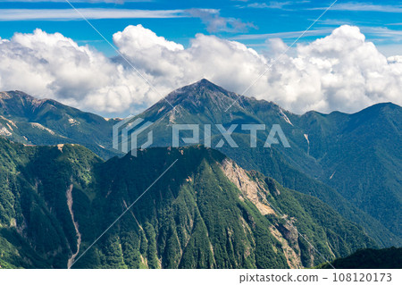 從中嶽山和奧伊嶽山的山脊線眺望位於長野縣的日本百座名山-矢裡岳。 從中嶽山和奧伊嶽山的山脊線眺望位於長野縣的日本百座名山-矢裡岳。 108120173