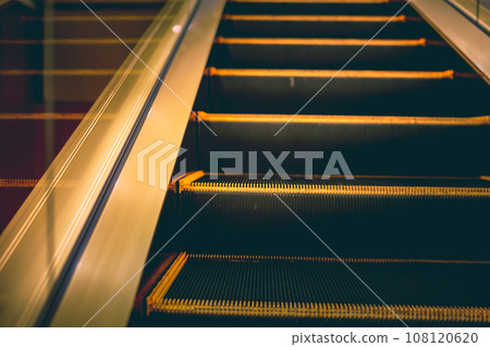 Image of escalator 108120620