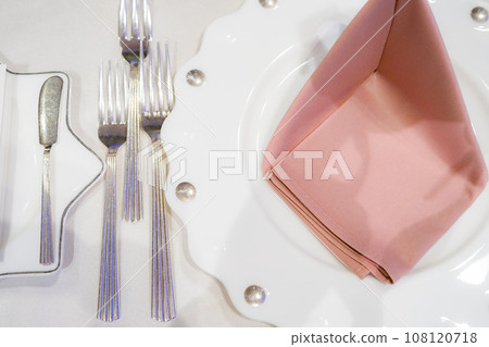 Image of table setting at a high-end restaurant 108120718