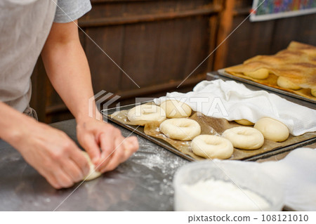 Making bagels Making bagels 108121010