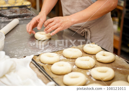 Making bagels Making bagels 108121011