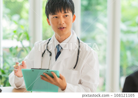 A doctor who is close to the patient 108121105