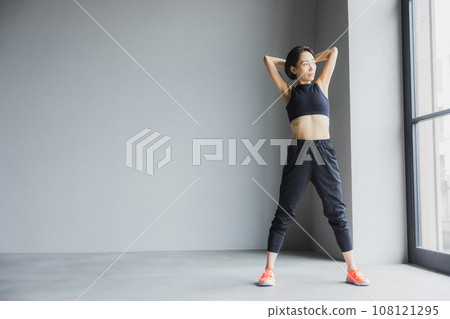 穿著運動服的女人 108121295