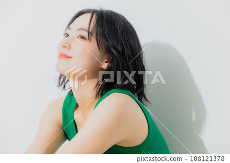 綠色背心的女人 108121378