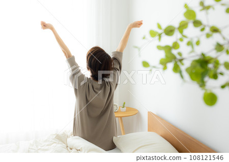 一個女人坐在床上 108121546