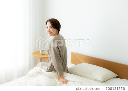 一個女人坐在床上 一個女人坐在床上 108121550