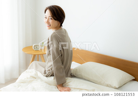 一個女人坐在床上 108121553