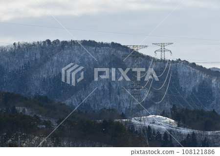 雪山上一座巨大輸電塔的輸電線路 雪山上一座巨大輸電塔的輸電線路 108121886