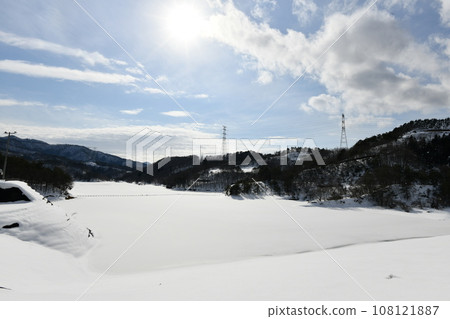 冬日清爽天空下的前川水庫風景 冬日清爽天空下的前川水庫風景 108121887