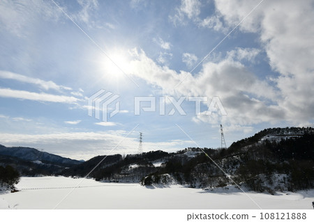 冬季陽光明媚的前川水庫風景,壯麗的天空展開 冬季陽光明媚的前川水庫風景,壯麗的天空展開 108121888