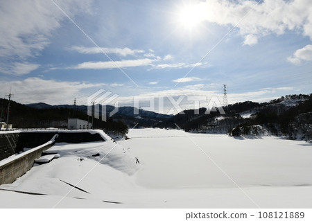 安靜的冬日,前川大壩被雪覆蓋的風景 安靜的冬日,前川大壩被雪覆蓋的風景 108121889
