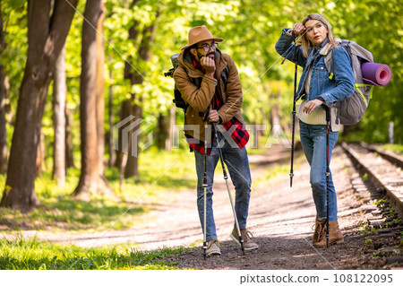 Young couple hiking and discussing the route 108122095