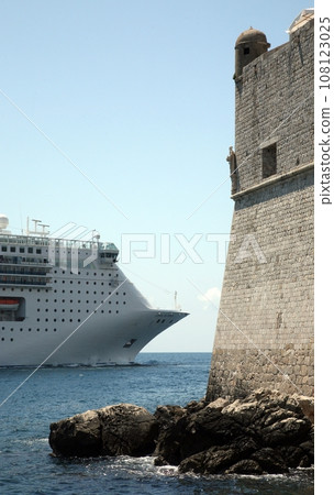 Dubrovnik city walls 108123025