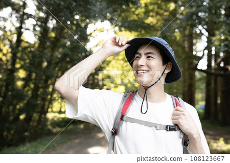 背著登山袋行走的男人 108123667