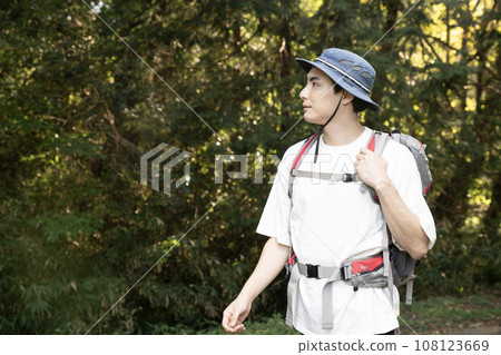 背著登山袋行走的男人 108123669