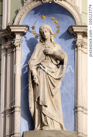 Virgin Mary, statue on the house facade in Graz, Styria, Austria 108123774
