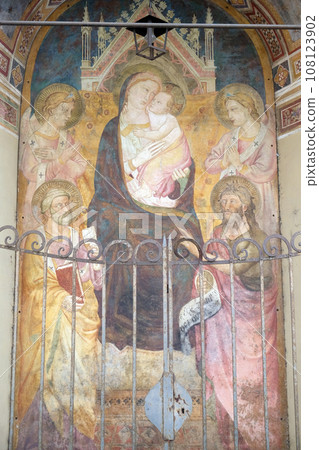 Virgin Mary with baby Jesus, fresco on the house facade in Florence, Italy Virgin Mary with baby Jesus, fresco on the house facade in Florence, Italy 108123902