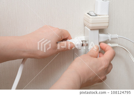 [Housewife who plugs in many outlets and uses multiple wiring] 108124795
