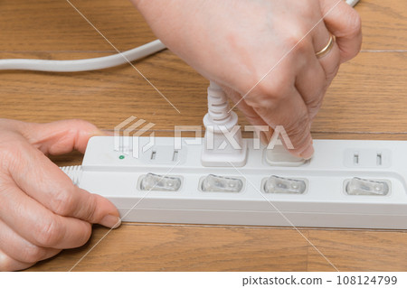 [家庭主婦將插座插入水龍頭] 108124799