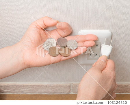 [Housewife imagines saving electricity bill - Small change edition] 108124810