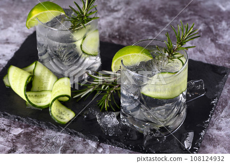 Cocktail Cucumber Gin Tonic 108124932