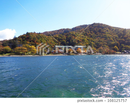 Lake Chuzenji where the autumn leaves have begun to change color Lake Chuzenji where the autumn leaves have begun to change color 108125757