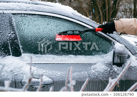 clean car out of ice 108126790