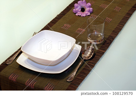 Plate square 108129570