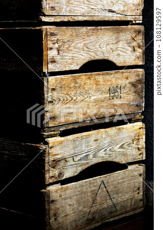 Wooden box 108129597