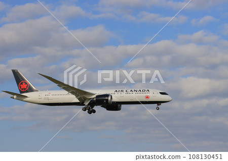 加拿大航空飛機降落在成田機場 108130451